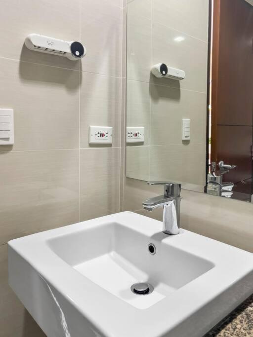 One Uptown Residences Bgc Taguig Esterno foto