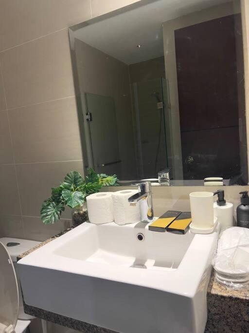 One Uptown Residences Bgc Taguig Esterno foto
