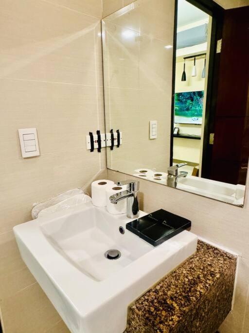 One Uptown Residences Bgc Taguig Esterno foto